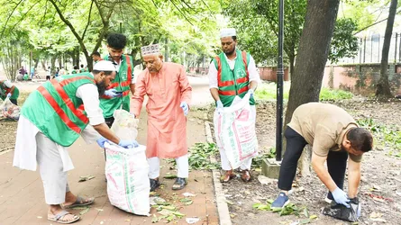 রমনা পার্কে জামায়াতের পরিচ্ছন্নতা অভিযান