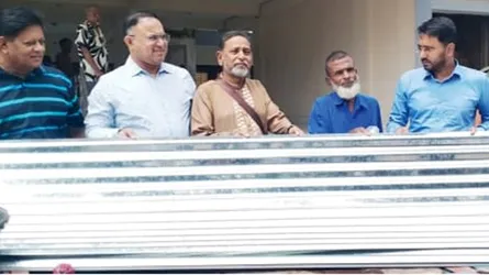 ধামরাইয়ে অসহায় দম্পতির পাশে ইউএনও