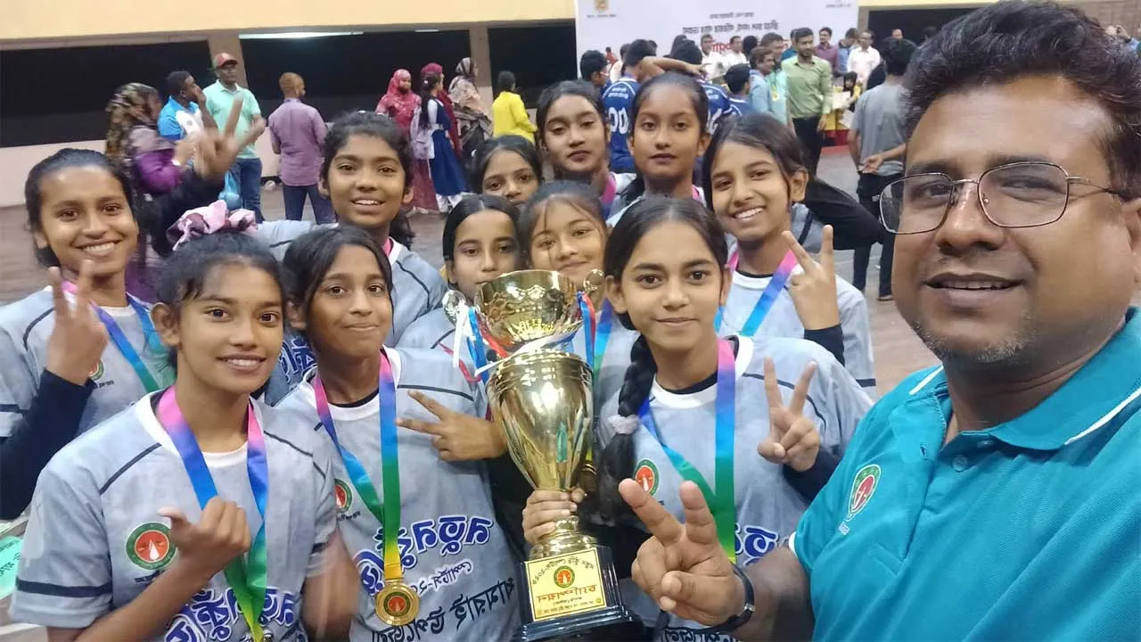 সাঁতারে জেলা চ্যাম্পিয়ন ধামরাইয়ের হামিদা আফাজ বালিকা বিদ্যালয়