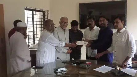 ধামরাইয়ে রোগীদের মাঝে এমপির অর্থ বিতরণ