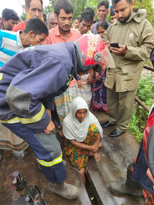 ধামরাইয়ে বেইলি ব্রিজে আটকে পড়া নারীকে উদ্ধার করল ফায়ার সার্ভিস
