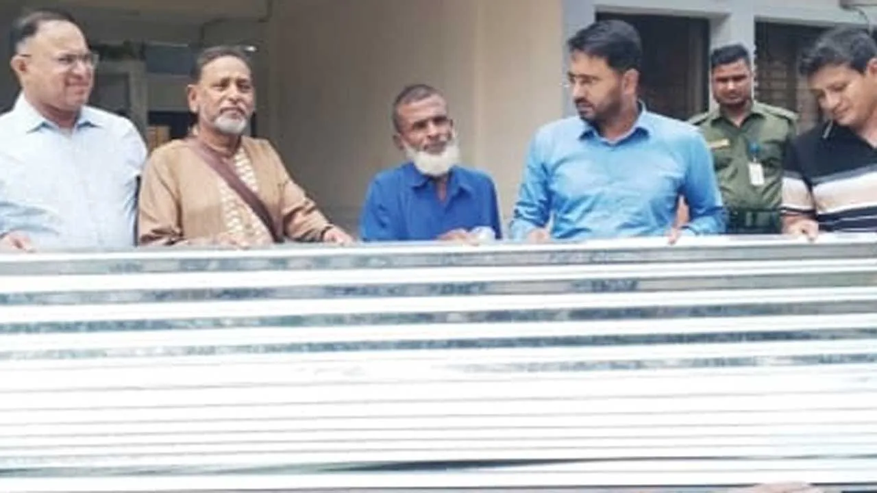 ধামরাইয়ে অসহায় দম্পতিকে অর্থ ও টেউটিন দিয়ে সহায়তা