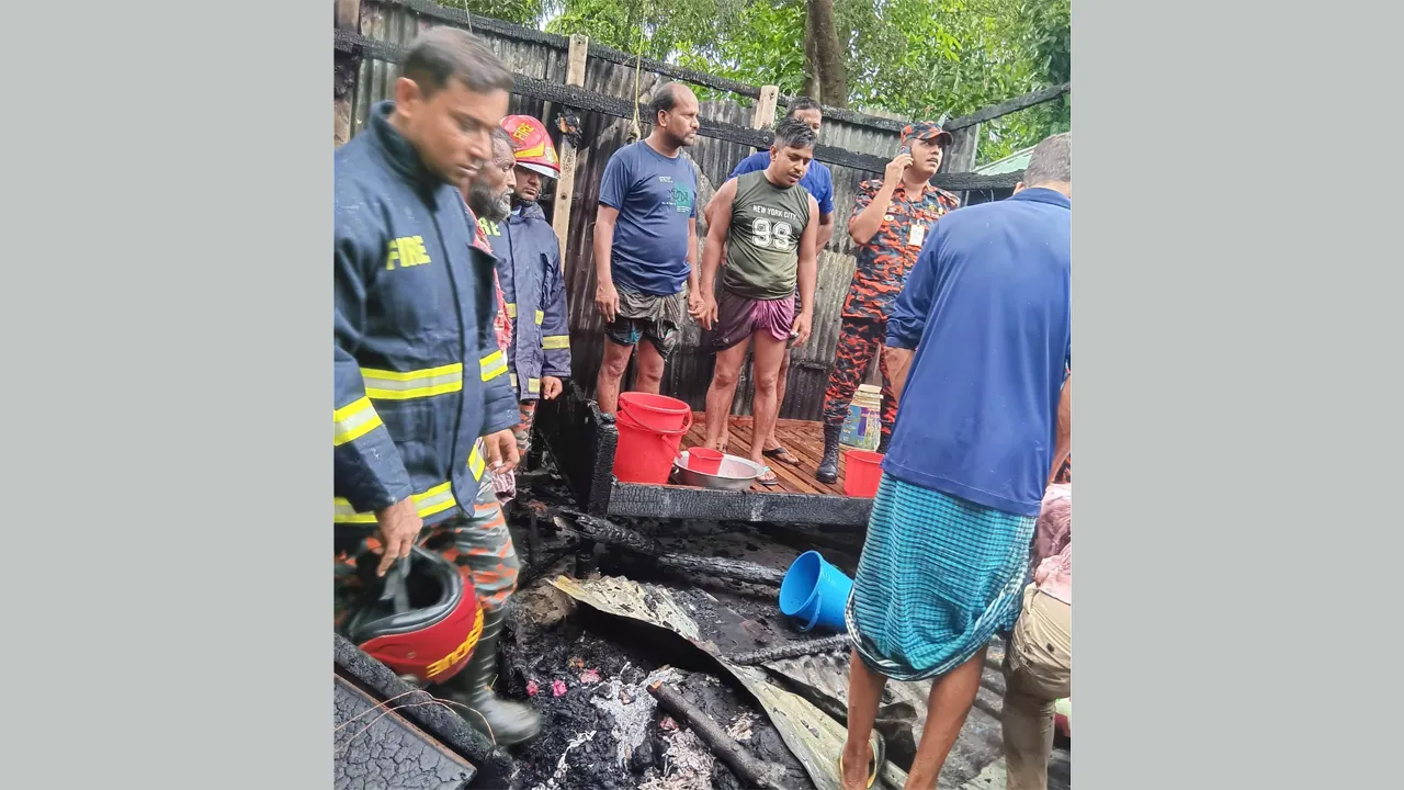 ধামরাই বসতঘরে আগুন, ২ লাখ টাকার ক্ষয়ক্ষতির আশঙ্কা