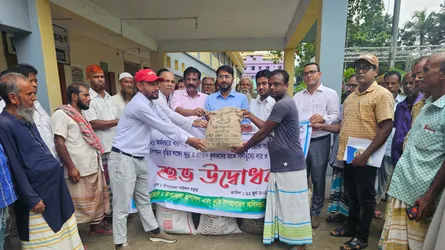 ধামরাইয়ে ক্ষুদ্র ও প্রান্তিক ২১০০ কৃষকদের মাঝে  বীজ ও সার বিতরণ