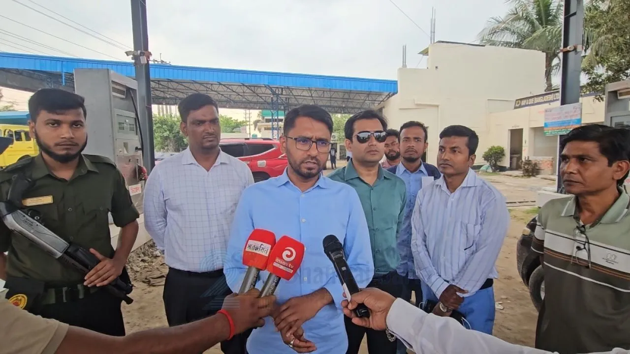 ধামরাইয়ে সব ফিলিং স্টেশন পরিদর্শনে ইউএনও