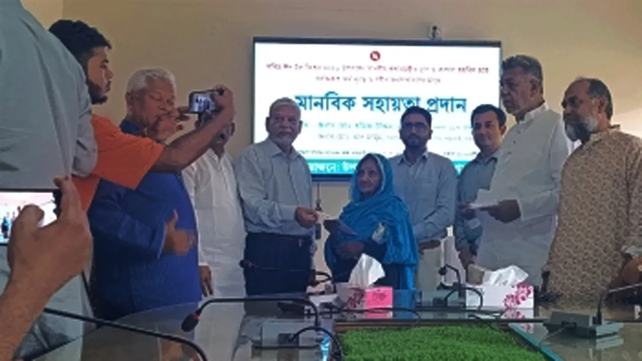 ধামরাইয়ে প্রধানমন্ত্রীর ঈদ উপহার পেলেন ৫ শতাধিক অসহায়