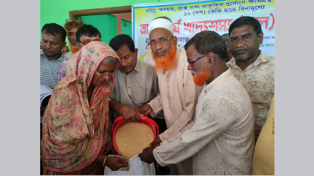 ধামরাইয়ে দরিদ্র পরিবারের মাঝে বিনামূল্যে জনপ্রতি ১০ কেজি চাল বিতরণ