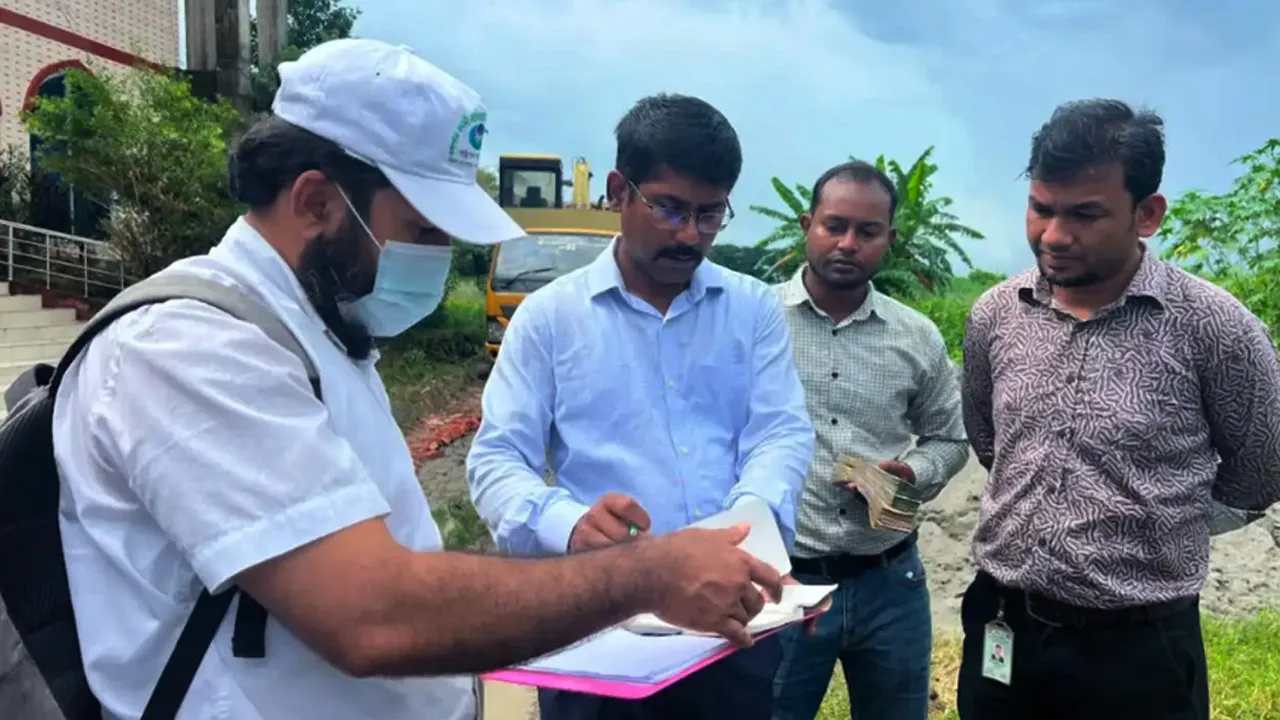 ধামরাইয়ে অবৈধ সিসা কারখানা গুঁড়িয়ে দিলো, ২ লাখ টাকা জরিমানা