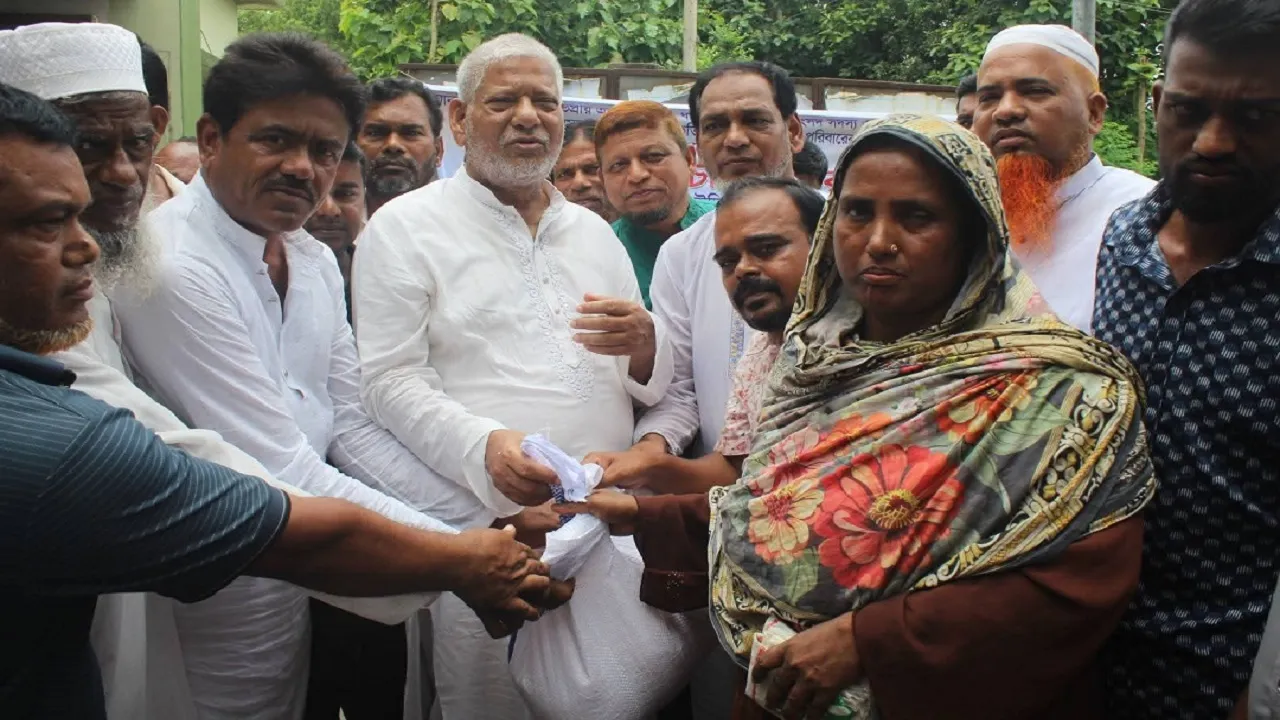 ধামরাইয়ে দরিদ্র পরিবারের মাঝে বিনামূল্যে জনপ্রতি ১০ কেজি চাল বিতরণ