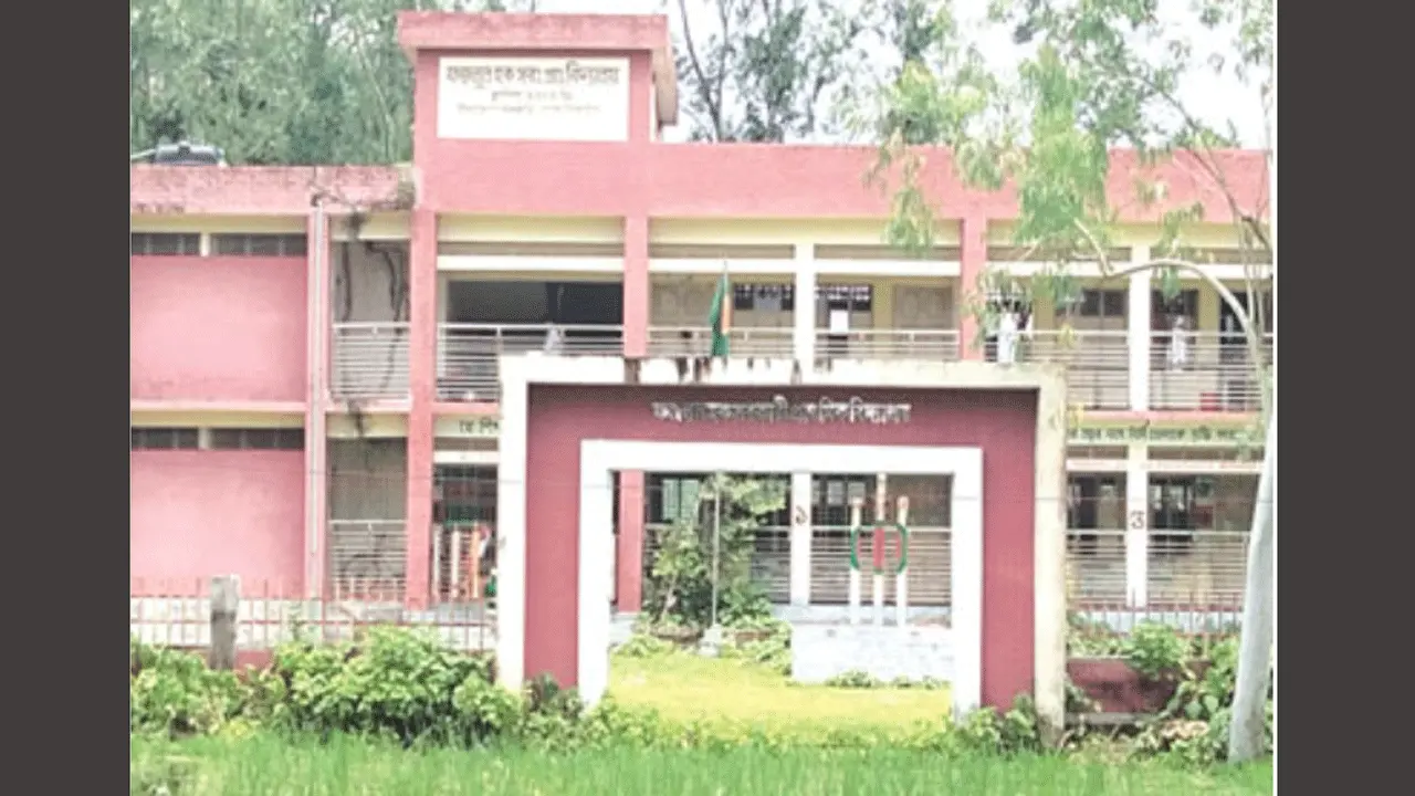 ধনবাড়ীর সরকারি প্রাথমিক বিদ্যালয়ে যাওয়ার রাস্তা নেই, দুর্ভোগে শিক্ষক-শিক্ষার্থী