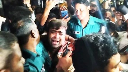 ধানমন্ডি ৩২ নম্বরে আ’লীগ কর্মী সন্দেহে তিনজনকে গণধোলাই, পুলিশে সোপর্দ