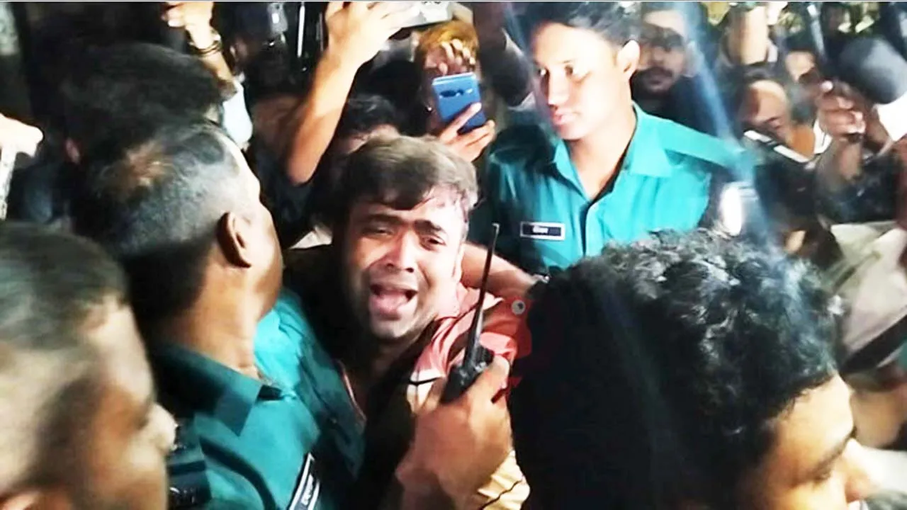 ধানমন্ডি ৩২ নম্বরে আ’লীগ কর্মী সন্দেহে তিনজনকে গণধোলাই, পুলিশে সোপর্দ