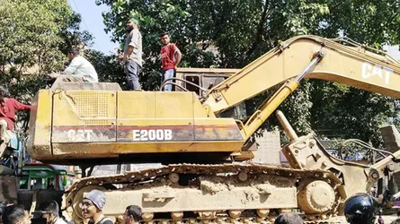 ধানমন্ডি ৩২ নম্বরে বুলডোজার নিয়ে প্রবেশের চেষ্টা, বাধা দিচ্ছে পুলিশ