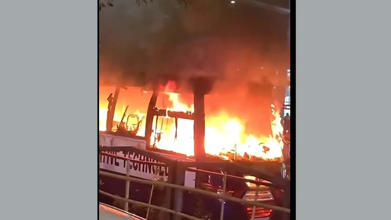 ধানমন্ডিতে ল্যাবএইড হাসপাতালের সামনে বাসে আগুন