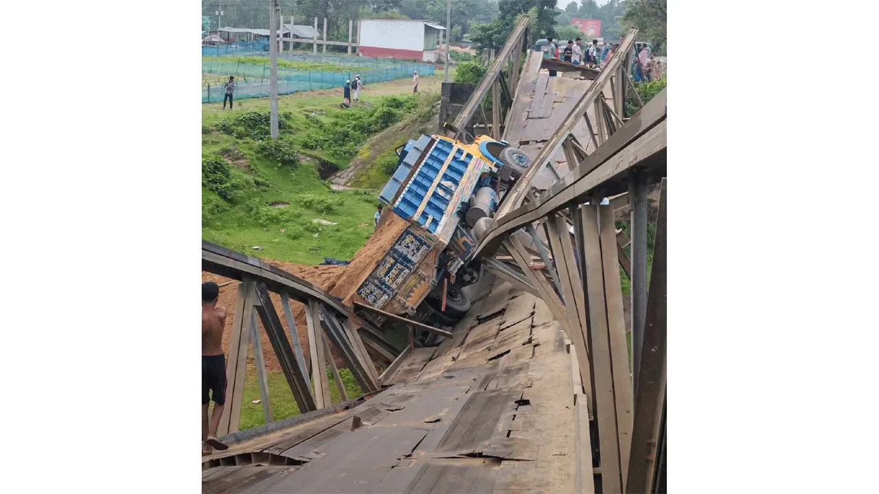 ধোবাউড়ায় বেইলি ব্রিজ ধস, যোগাযোগ বিচ্ছিন্ন