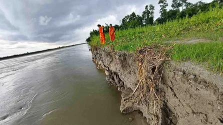 ধরলার করাল গ্রাসে হুমকির মুখে লালমনিরহাট শহররক্ষা বাঁধ, আতঙ্কে লাখো মানুষ