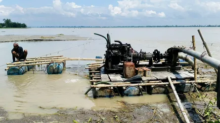 এক মাস ধরে তিস্তায় বালু উত্তোলন, বাঁধের ২০০ ফুট দূরে বোমা মেশিন