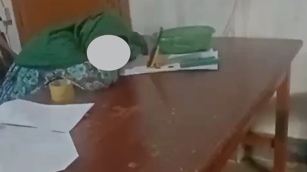 অফিস সময়ে ঘুমে ভূমি অফিসের কর্মচারী : ভিডিও ছড়াতেই শোকজ