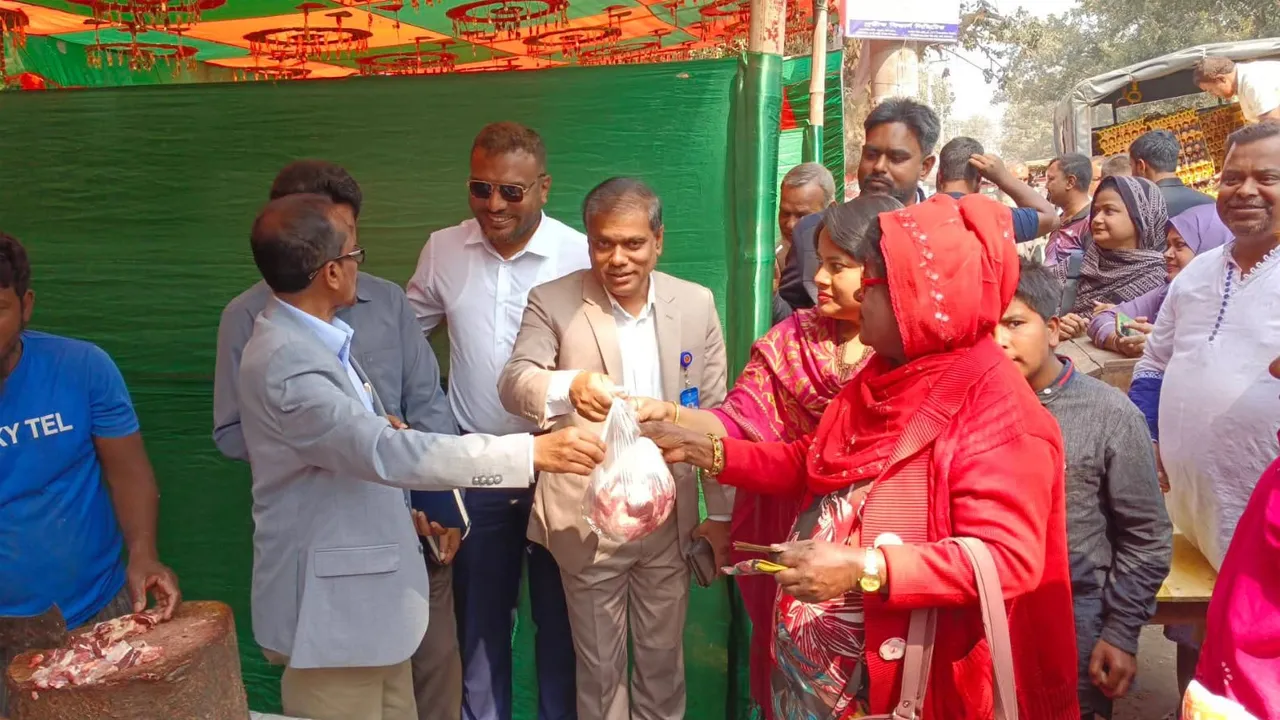 দিনাজপুরে সুলভ মূল্যে ডিম মুরগি ও গরুর মাংস বিক্রি শুরু
