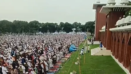 দিনাজপুরের গোর-এ-শহীদ ময়দানে দেশের বৃহৎ ঈদ জামাত অনুষ্ঠিত