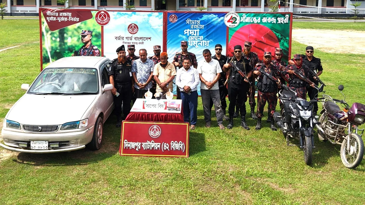 দিনাজপুরে ৩৮ কোটি টাকার সাপের বিষ উদ্ধারসহ আটক ৪