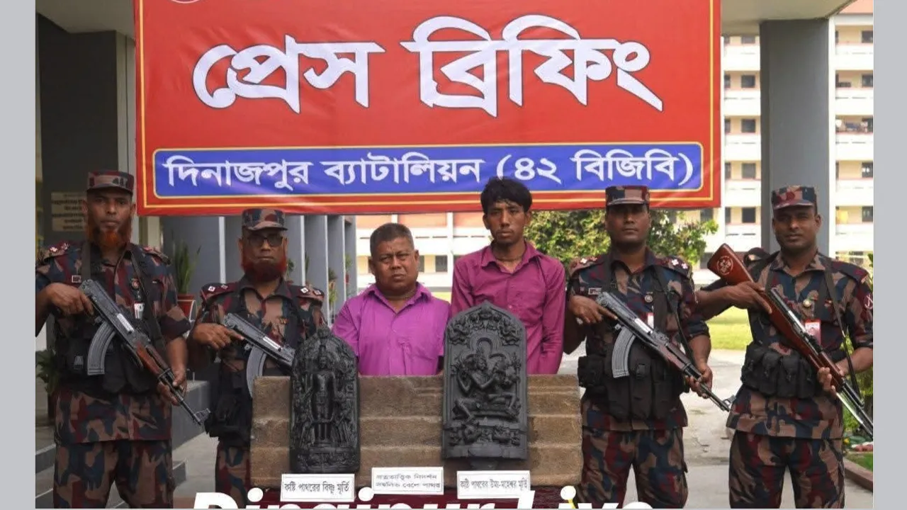 দিনাজপুরে কোটি টাকার কষ্টিপাথরের মূর্তি ও বেলে পাথরের শীলা উদ্ধার, আটক ২