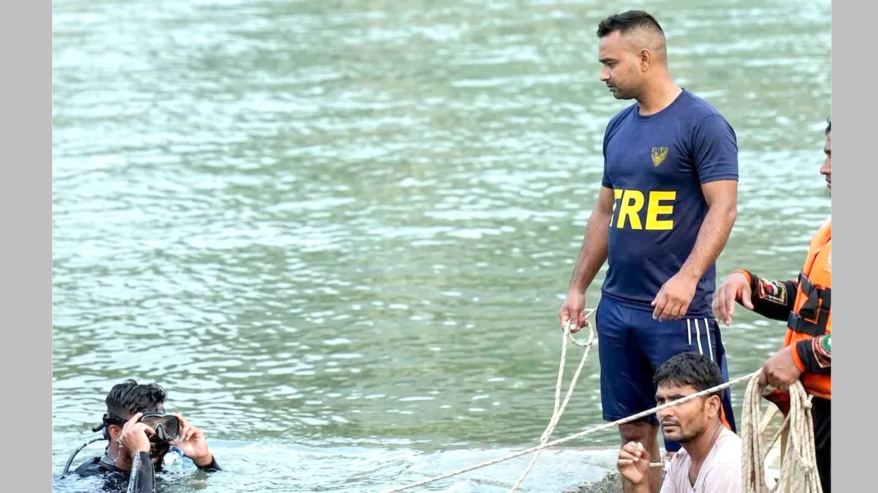 দিনাজপুরে ১৭ ঘণ্টা পর নদী থেকে স্কুলছাত্রের লাশ উদ্ধার