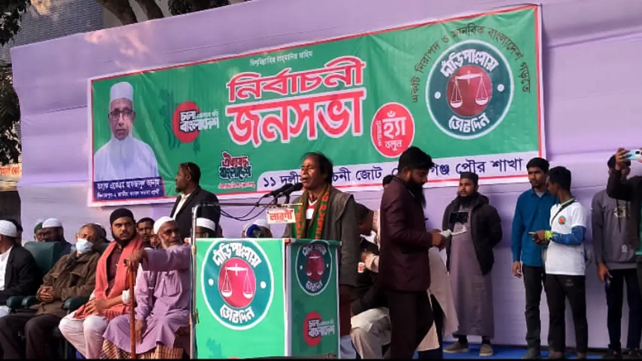 দুর্গাপূজায় দাড়ি-টুপি ওয়ালারা আমাদের পাহারা দিয়েছে