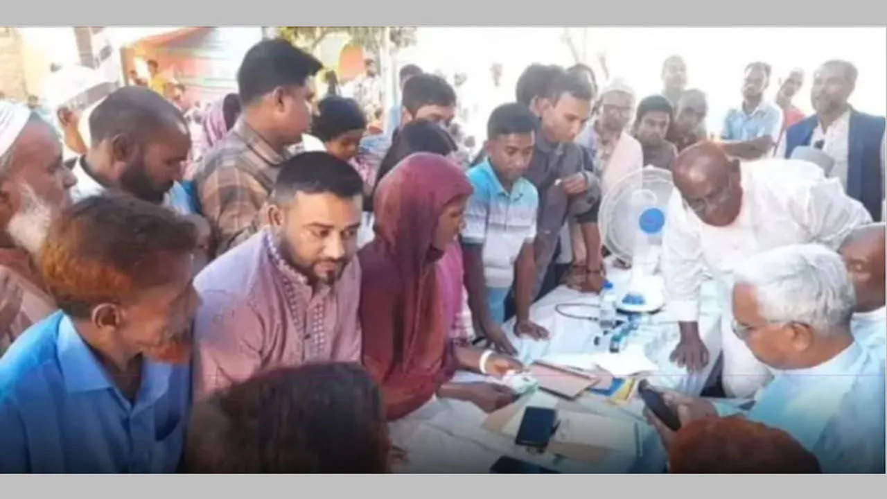 ঈদের ছুটিতে নিজ এলাকায় রোগী দেখছেন সমাজকল্যাণ মন্ত্রী