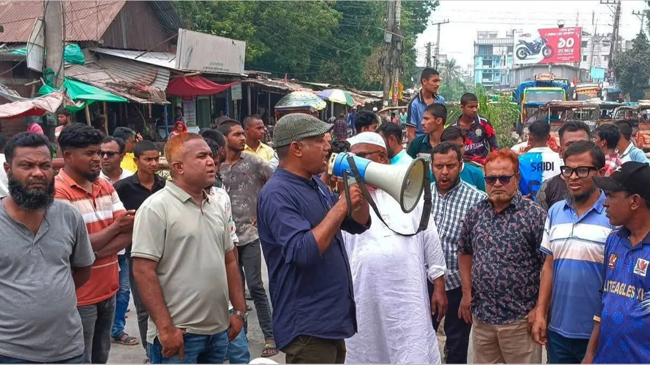 দিনাজপুরে বিক্ষোভের মুখে মোটর শ্রমিক ইউনিয়নের নির্বাচনের তারিখ ঘোষণা