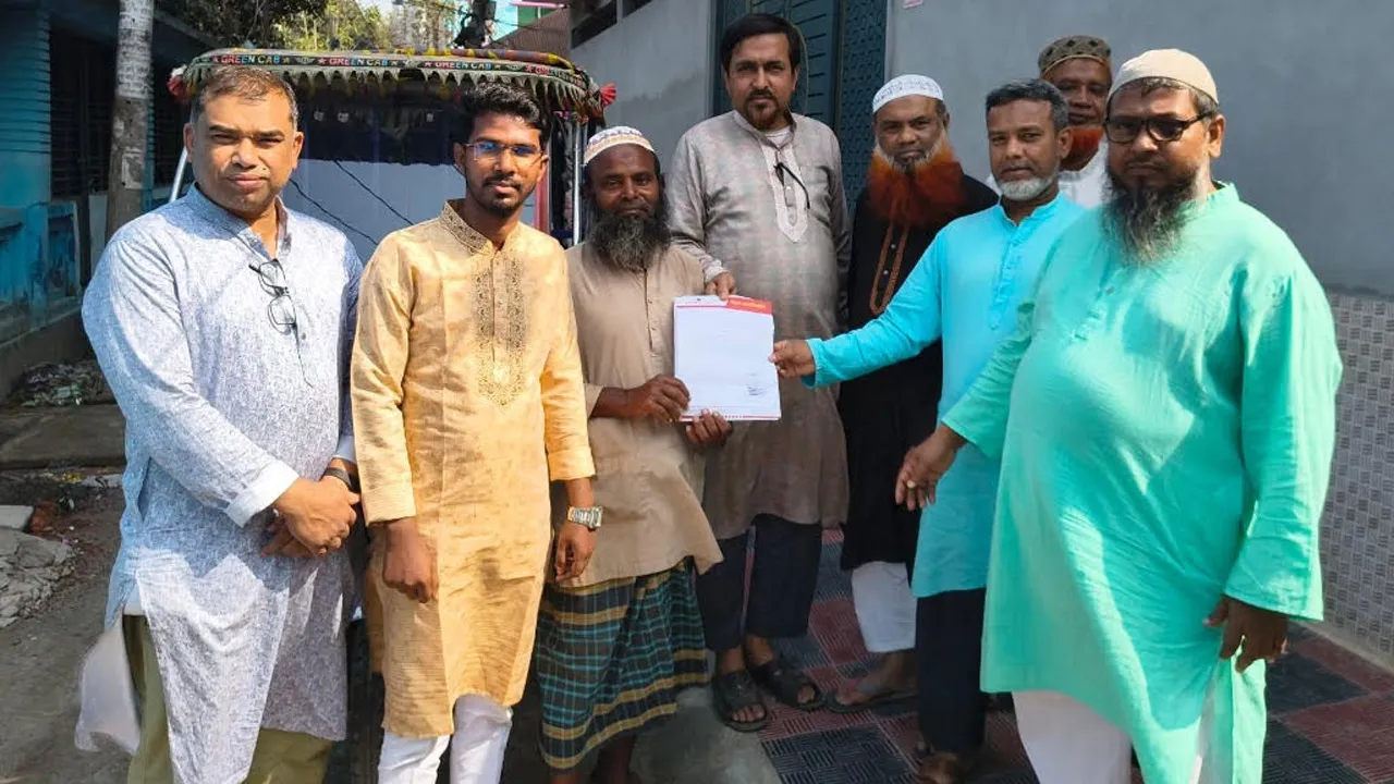 বিরামপুরে শ্রমিককল্যাণ ফেডারেশনের পক্ষ থেকে অসহায় খলিলুরকে ইজিবাইক উপহার