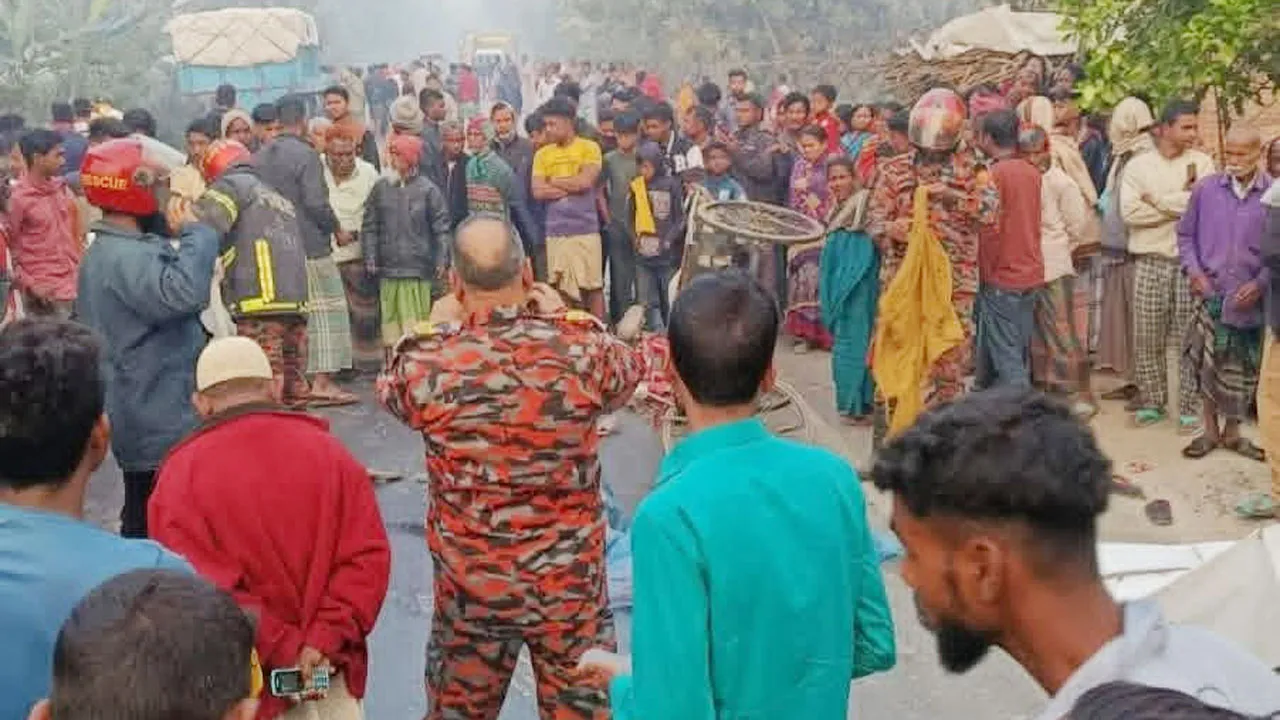 দিনাজপুরে সড়ক দুর্ঘটনায় নারীসহ নিহত ২