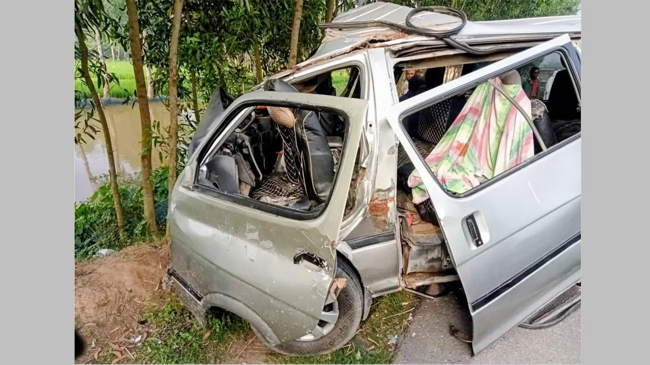ঘোড়াঘাটে মাইক্রোবাস-ট্রাকের মুখোমুখি সংঘর্ষে নিহত ২