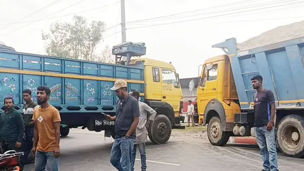দিনাজপুরে অবৈধ চাঁদাবাজি বন্ধের দাবিতে ৪ ঘণ্টা সড়ক অবরোধ