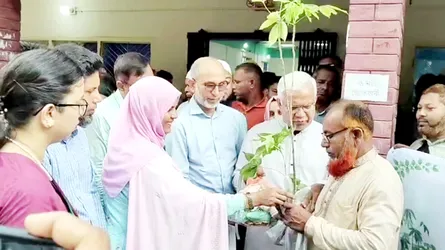 দিনাজপুরে কৃষকদের মাঝে তুলার চারা বিতরণ করলেন সমাজকল্যাণমন্ত্রী