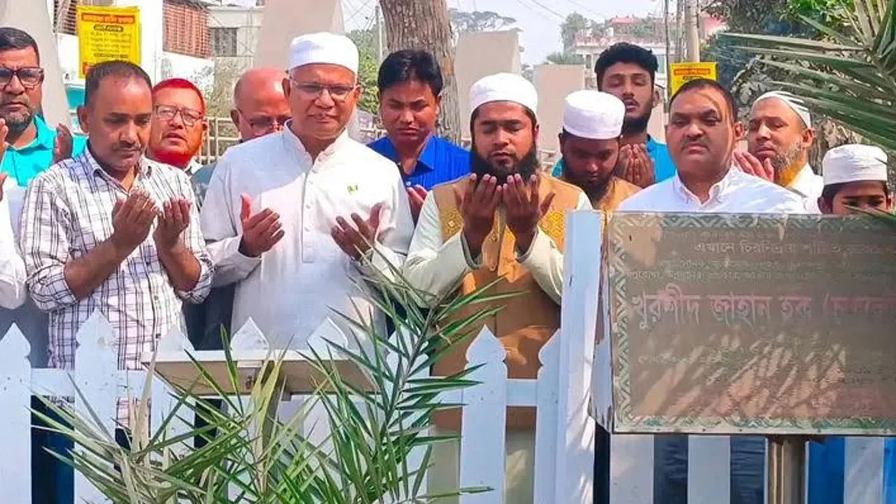 বেগম খালেদা জিয়ার বাবা-মার কবর জিয়ারত করলেন মন্ত্রী জাহিদ হোসেন
