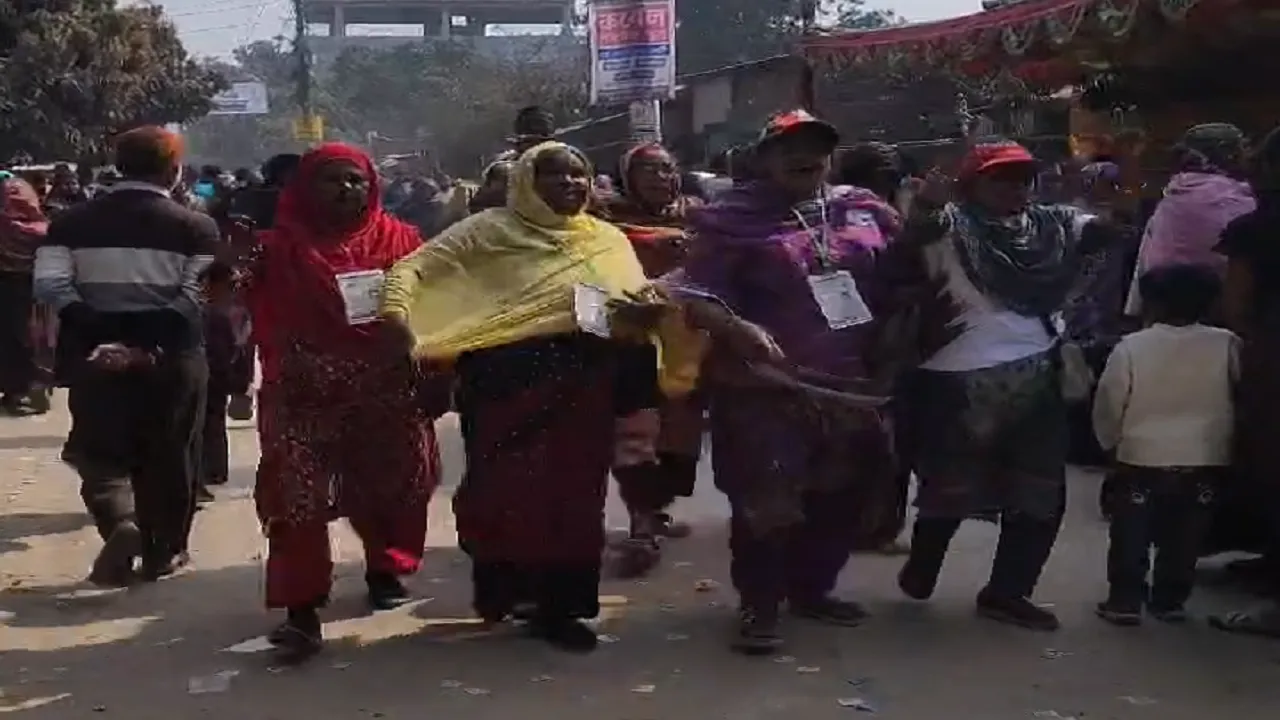 দিনাজপুরে ভোটকেন্দ্রের নিষিদ্ধ এলাকায় ধানের শীষের মিছিল ও পিকেটিং