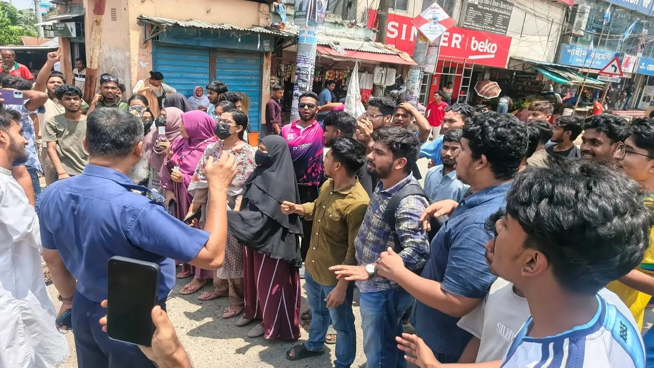 শিক্ষামন্ত্রীর বক্তব্যের প্রতিবাদে দিনাজপুরে ৪ ঘণ্টা সড়ক ও রেলপথ অবরোধ