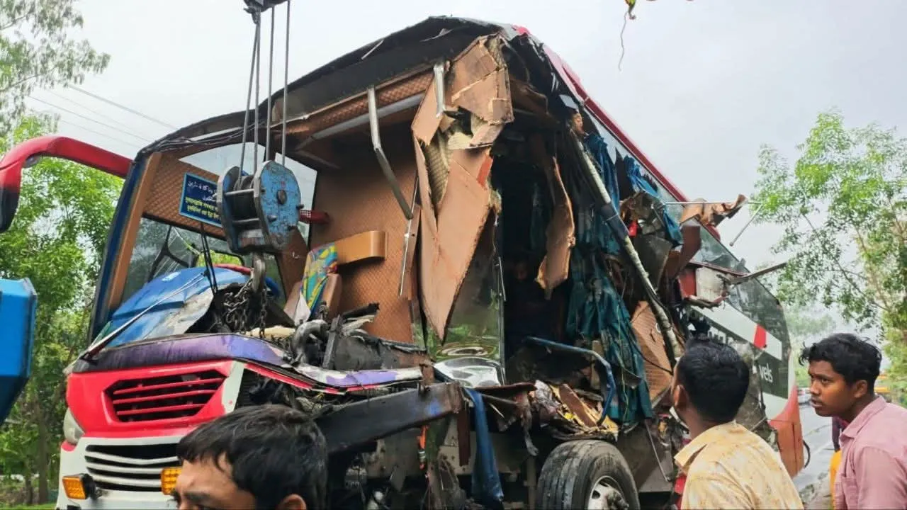 বিরামপুরে সড়ক দুর্ঘটনায় নিহত ২, আহত ৬