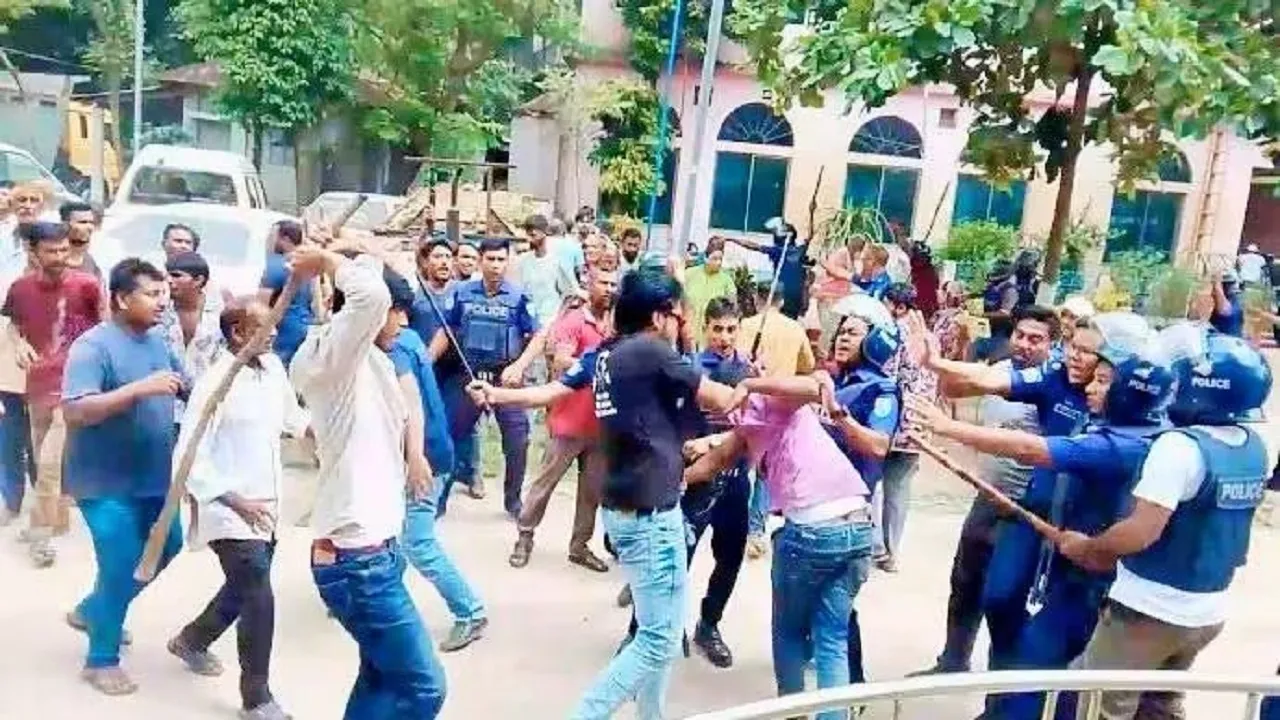 দিনাজপুরে শ্রমিক নেতার মুক্তির দাবিতে থানা ঘেরাও : যান চলাচল বন্ধ, সংঘর্ষ
