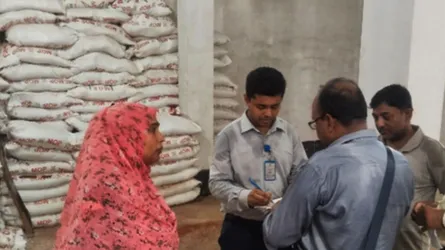 দিনাজপুরে দুই ডিলারের গুদাম থেকে ১৩৭০ বস্তা অবৈধ সার জব্দ