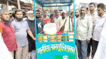 ফুলবাড়ীতে উপহারের ঝালমুড়ির গাড়ি বদলে দেবে লালমিয়ার জীবন