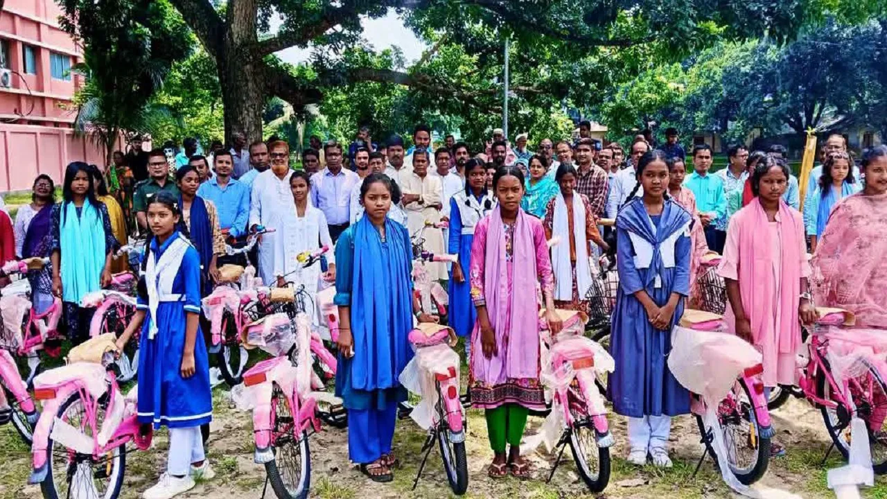 দিনাজপুরে ক্ষুদ্র নৃ-গোষ্ঠীর মাঝে সেলাই মেশিন, বাইসাইকেল ও শিক্ষাবৃত্তি বিতরণ