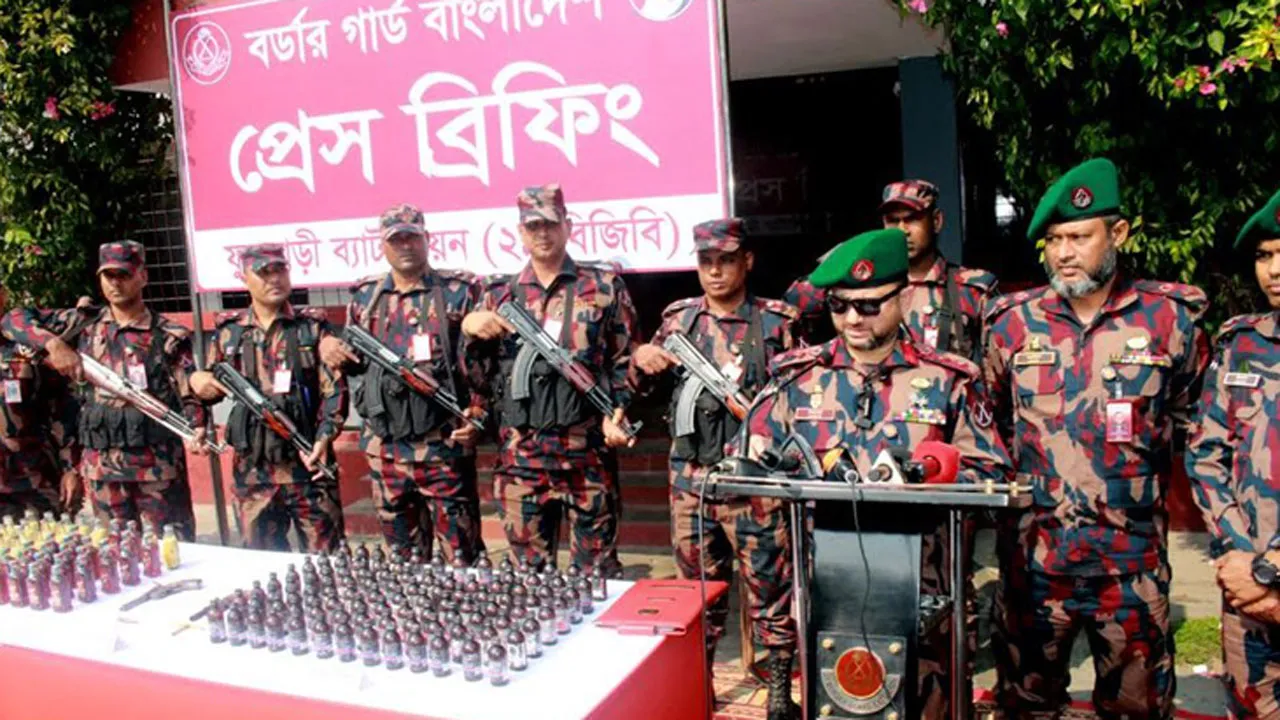 দিনাজপুর সীমান্তে দু’টি বিদেশি শুটারগানসহ গুলি ও মাদক উদ্ধার