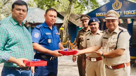 হিলি ইমিগ্রেশন পুলিশ ও কাস্টমকে মিষ্টি উপহার দিয়ে শুভেচ্ছা জানাল ভারতীয় কাস্টমস