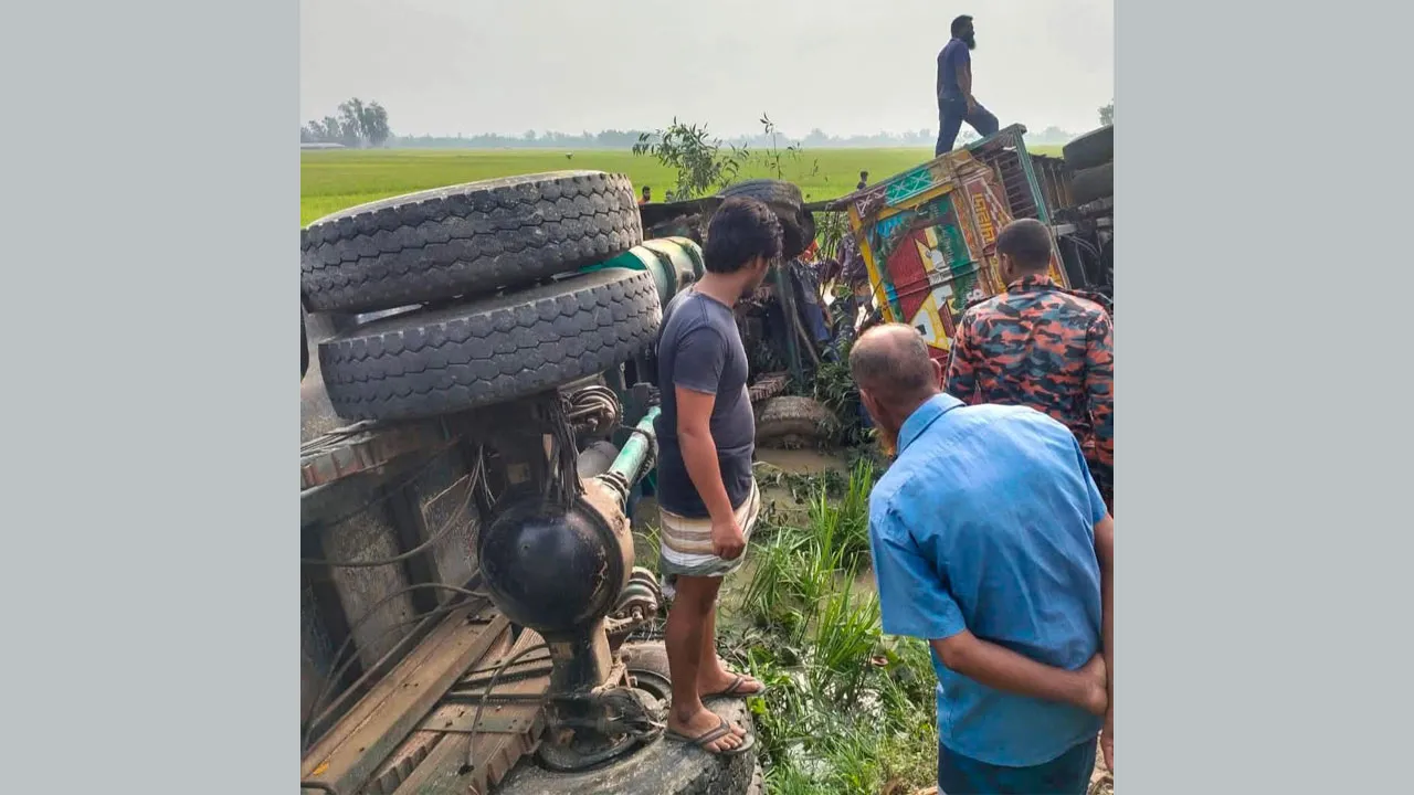 দিনাজপুর দুই ট্রাকের মুখোমুখি সংঘর্ষে নিহত ১