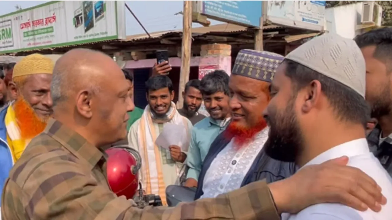 একে অপরকে জড়িয়ে ধরলেন দিনাজপুর-৫ আসনে প্রতিদ্বন্দ্বী ২ প্রার্থী