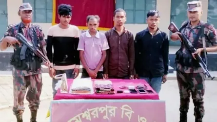দিনাজপুর সীমান্তে অনুপ্রবেশকালে চার বাংলাদেশী আটক