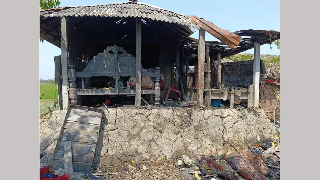 কয়রায় প্রতিবন্ধী আছিয়ার বসতবাড়ি পুড়ে ছাঁই