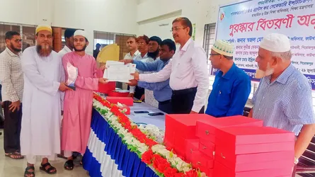 কাউখালীতে সর্বোচ্চ নম্বরপ্রাপ্ত শিক্ষার্থীদের সংবর্ধনা